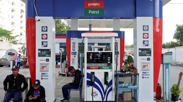 Govt. to lift curbs on petrol, diesel sales to commercial buyers from July 1
