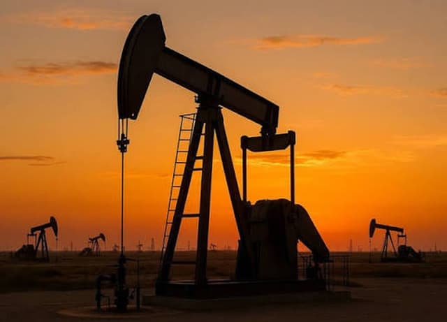 Govt withdraws emergency natural gas supply curbs as Strait of Hormuz LNG shipments resume