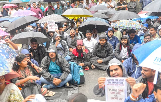 J'khand job exam row: Protesters halt stir on 26th day, give govt 2 months to resolve issues