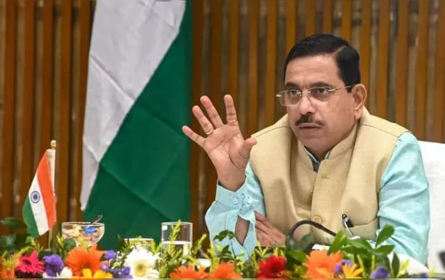 Education minister reviews implementation of PM's free online coaching initiative