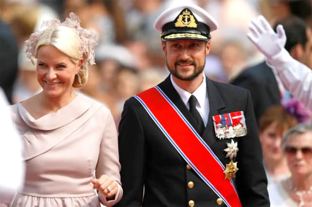 Norway's crown prince becomes King Haakon VIII after his father's death
