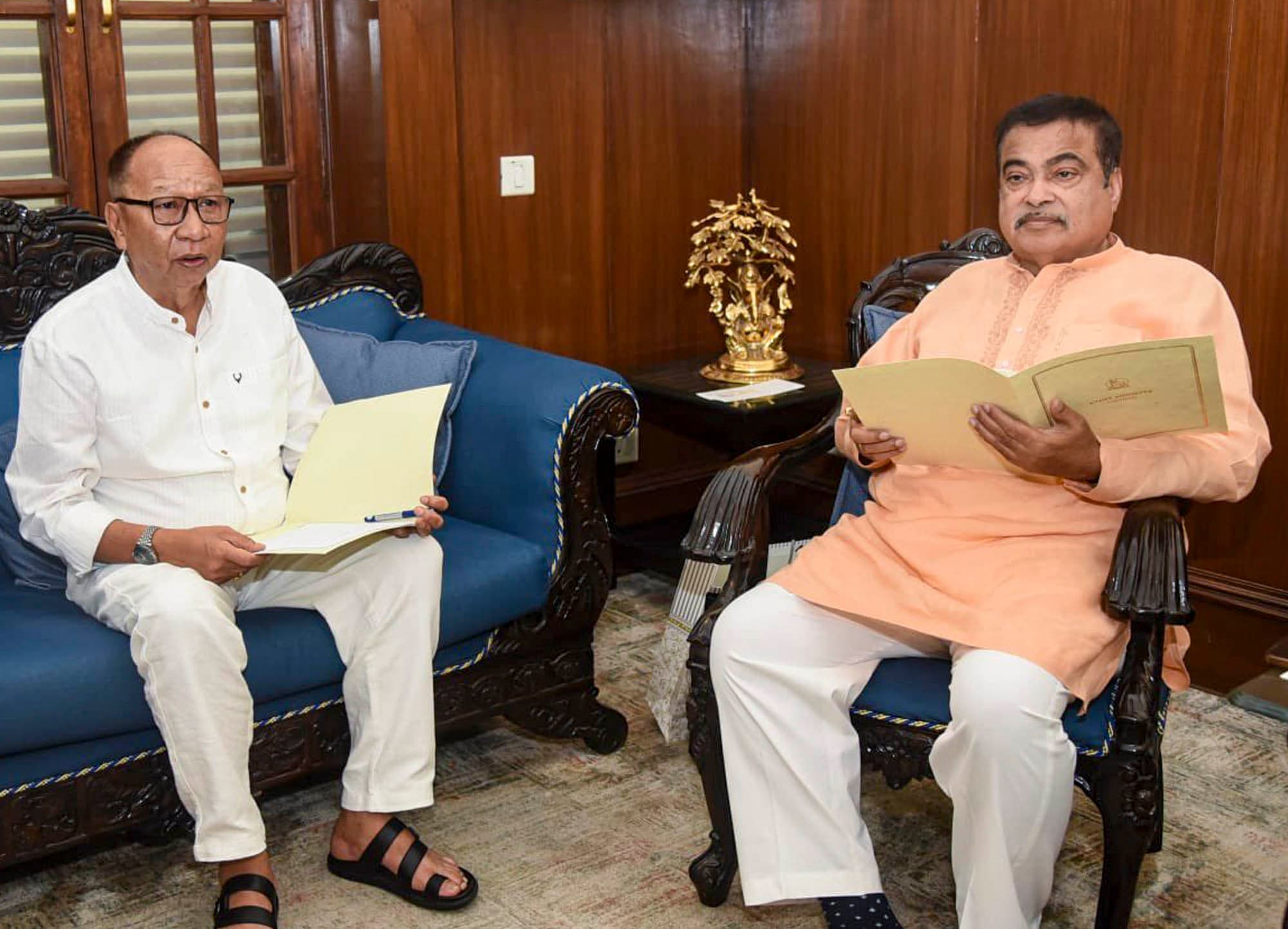 Manipur CM meets Union Minister Gadkari to discuss on road infrastructure