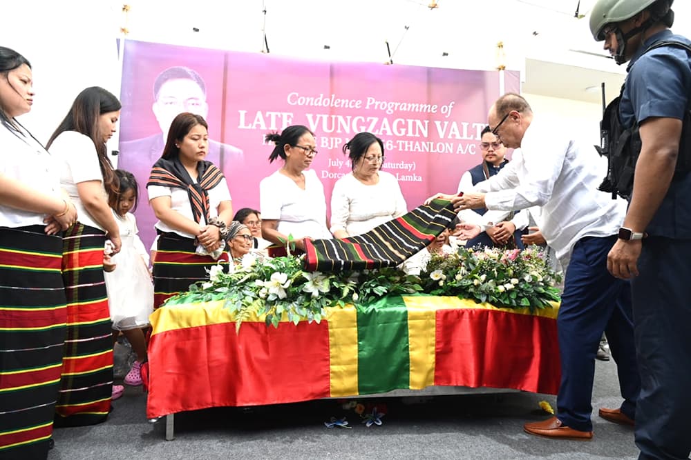 Manipur CM attends funeral of BJP MLA Vungzagin Valte