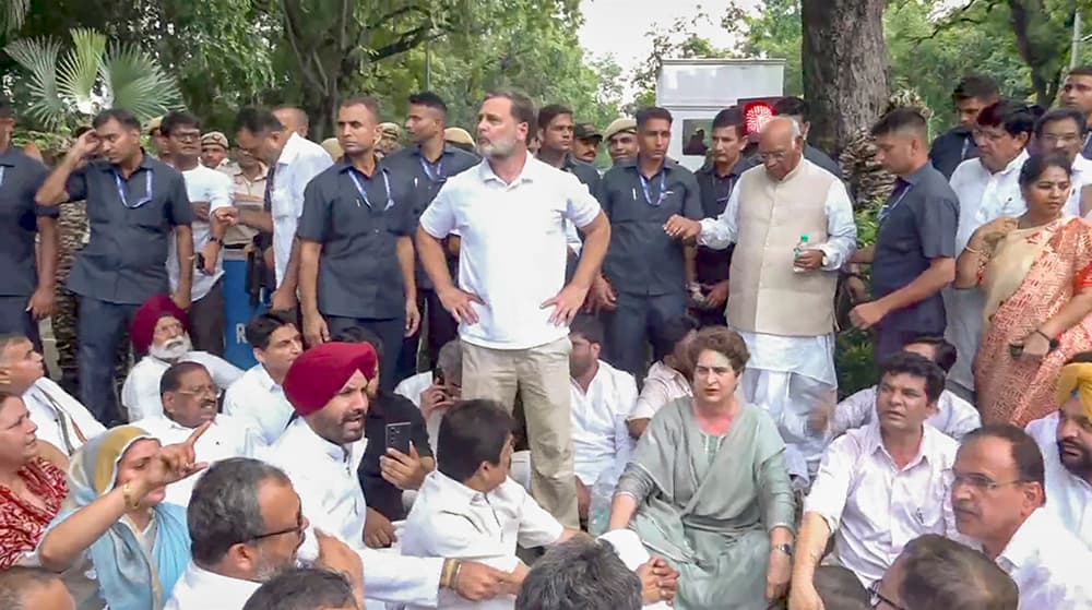 Rahul, Kharge lead dharna outside PM's residence, demand resignation