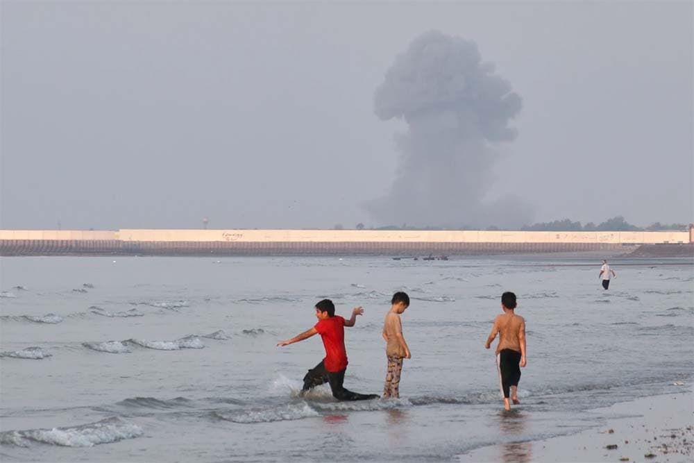 US attacks Iran and Tehran retaliates across the Middle East, threatening a return to all-out war