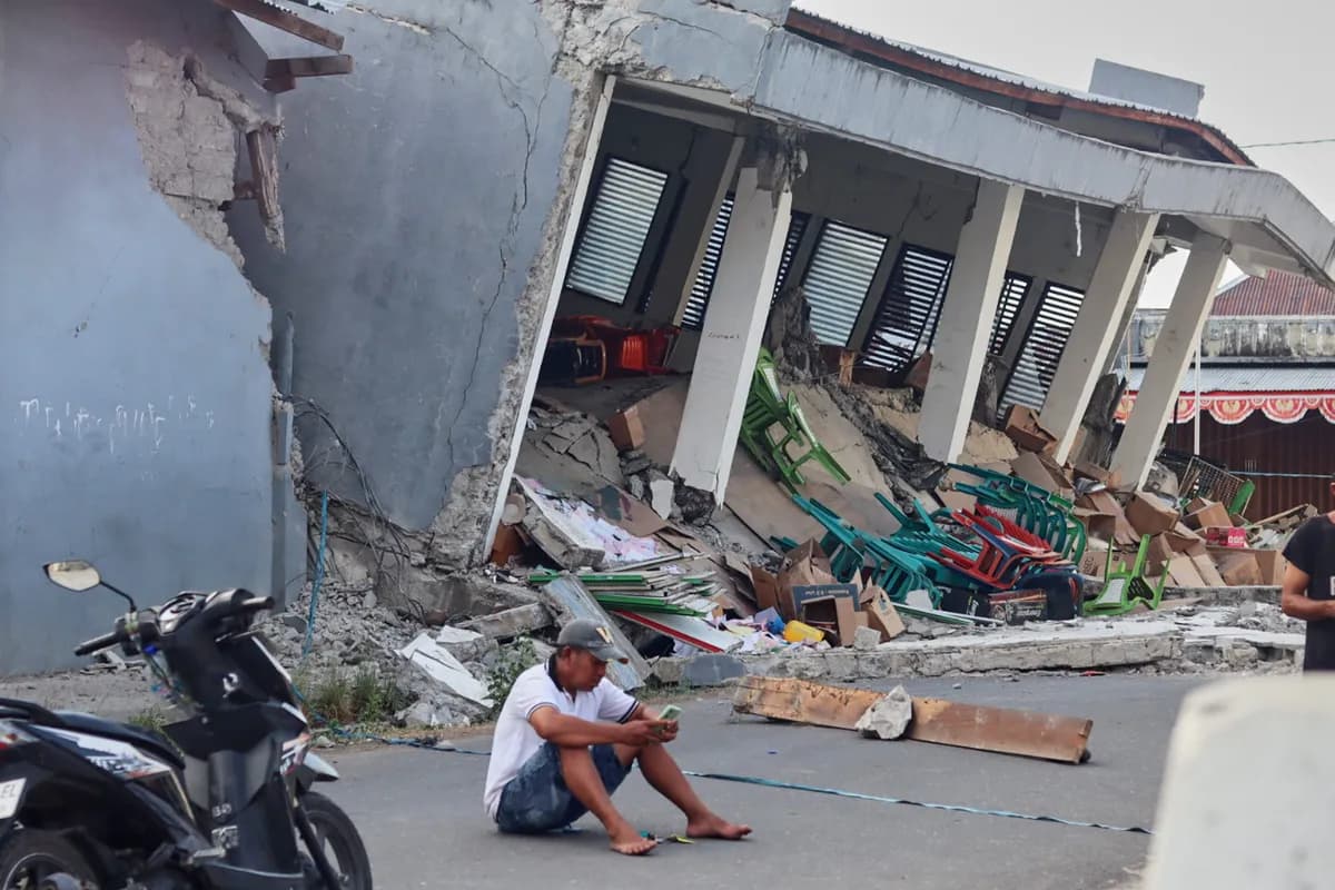 Rescuers dig through rubble, landslides after Indonesia quake kills 47