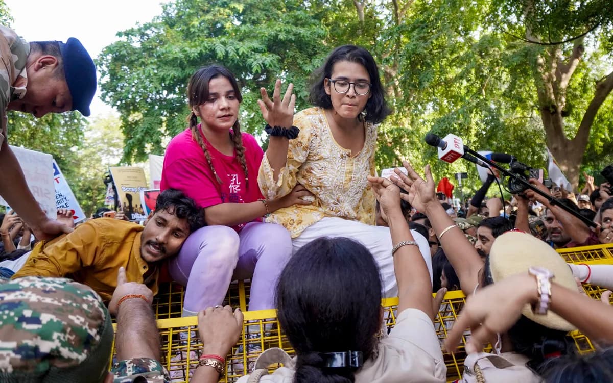 Protest against CEC Day 3: AISA activists attempt return to Jantar Mantar amid heavy barricading